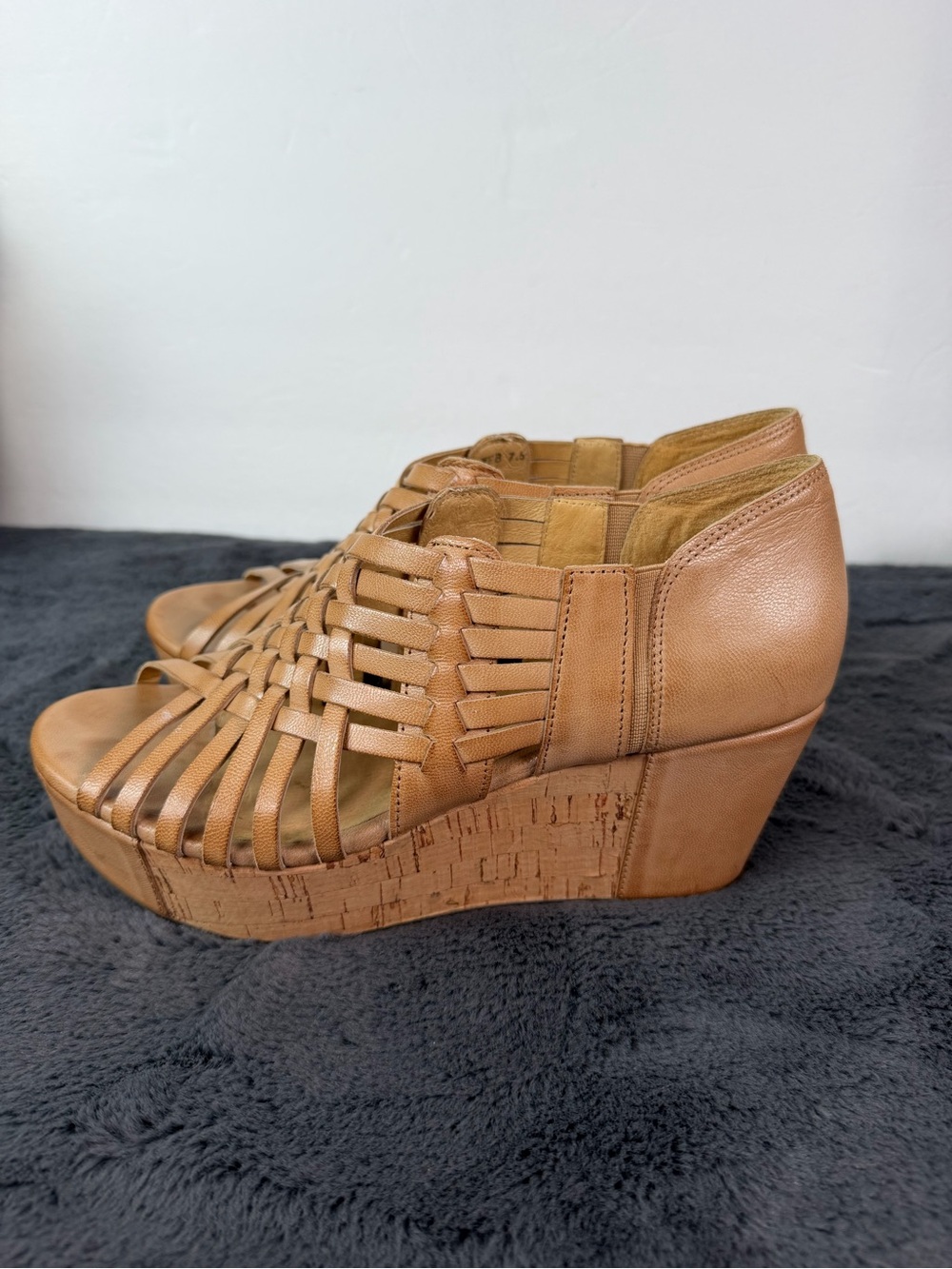 Chocolat Blu Women’s 7.5 Tan Leather Woven Cork Platform Wedge Sandals - Picture 5 of 12